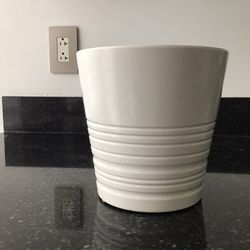 white ceramic planter pot with drainage hole - never used - diameter 7”, h 6.5”