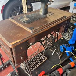 1925 Singer sewing machine w/table  $420 OBO 