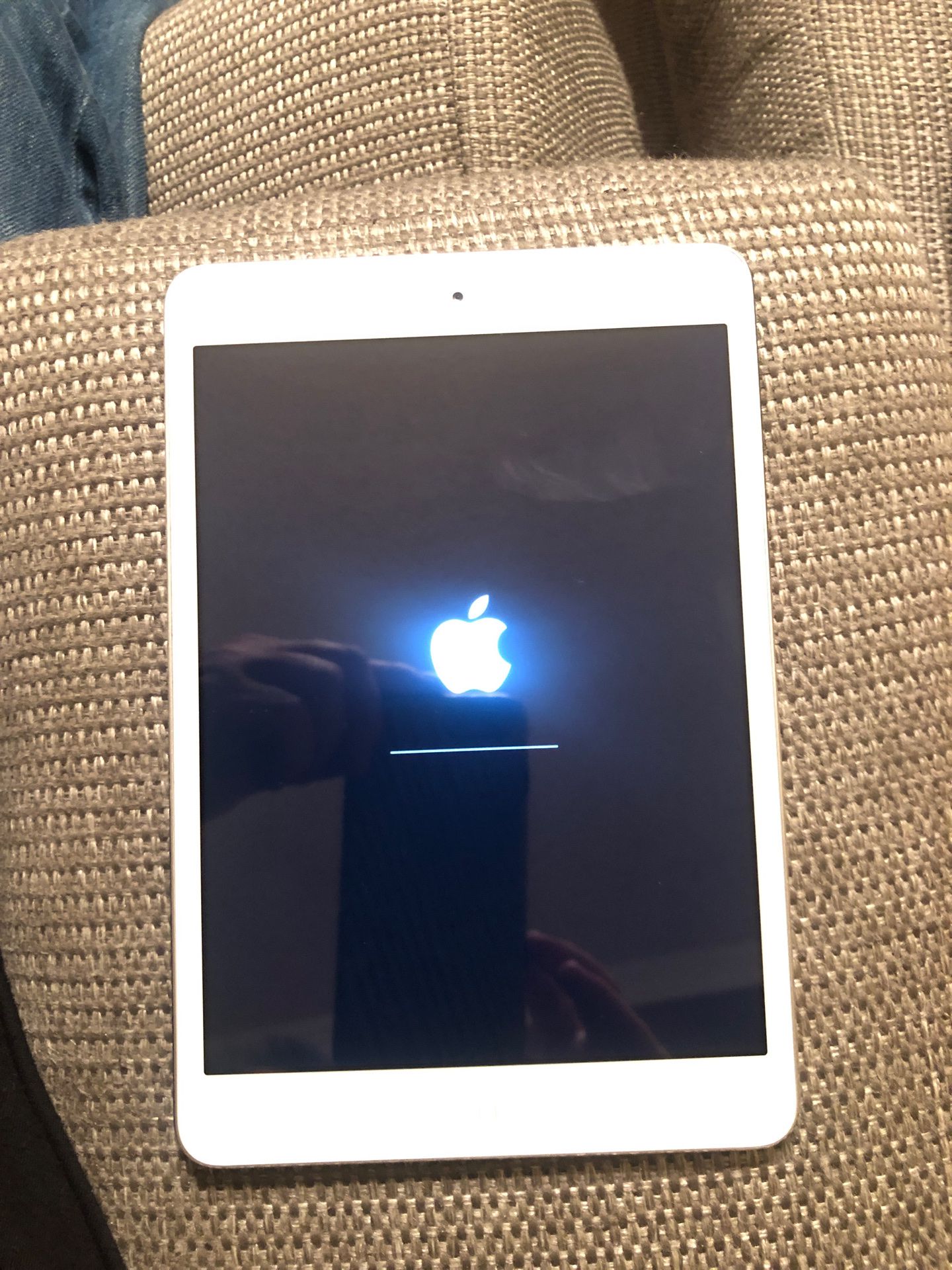 Apple iPad mini MD531LL/A - 16GB Tablet - Wi-Fi - Silver