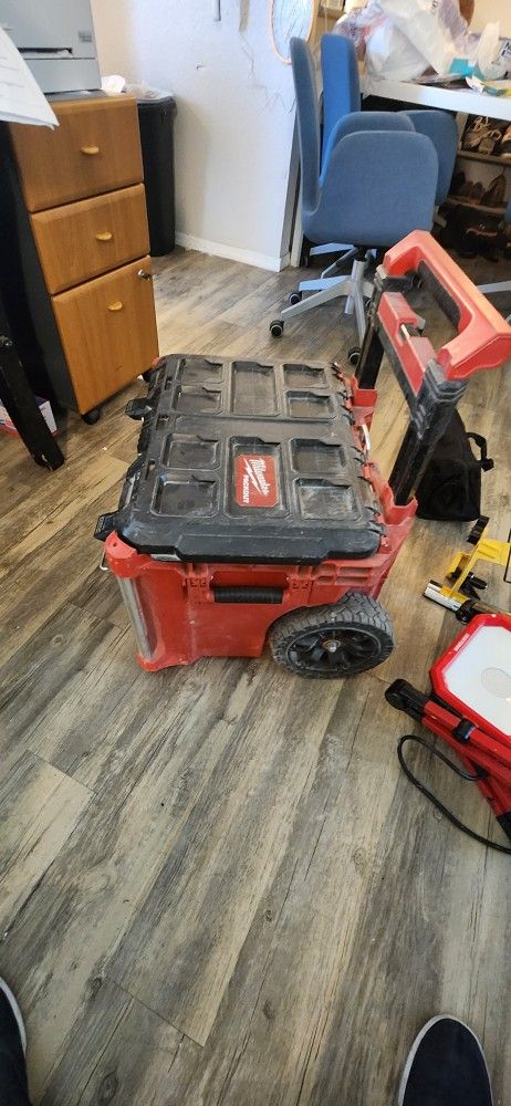 Milwaukee PACKOUT 22 in. Rolling Modular Tool Box Black/Red