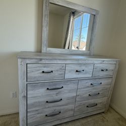 Dresser With Mirror