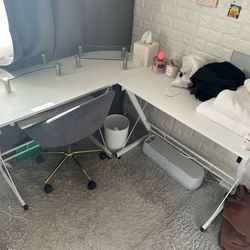 Corner Table. Excellent  Condition. Pick up Only. Needs To Be Assembled 