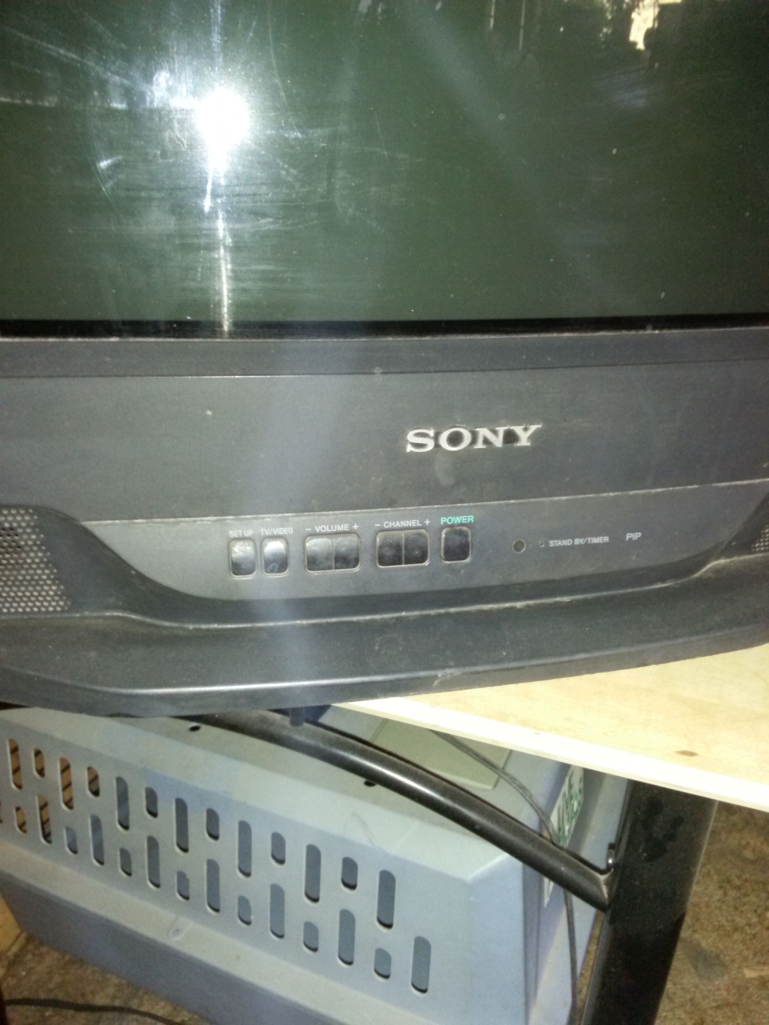 Sony Trinitron old school bubble back TV free to anybody who wants it. Its heave so bring extra hands.