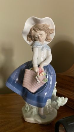 Lladro. Pretty Pickings. Some flowers missing
