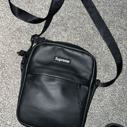 SUPREME SHOULDER BAG ☔️