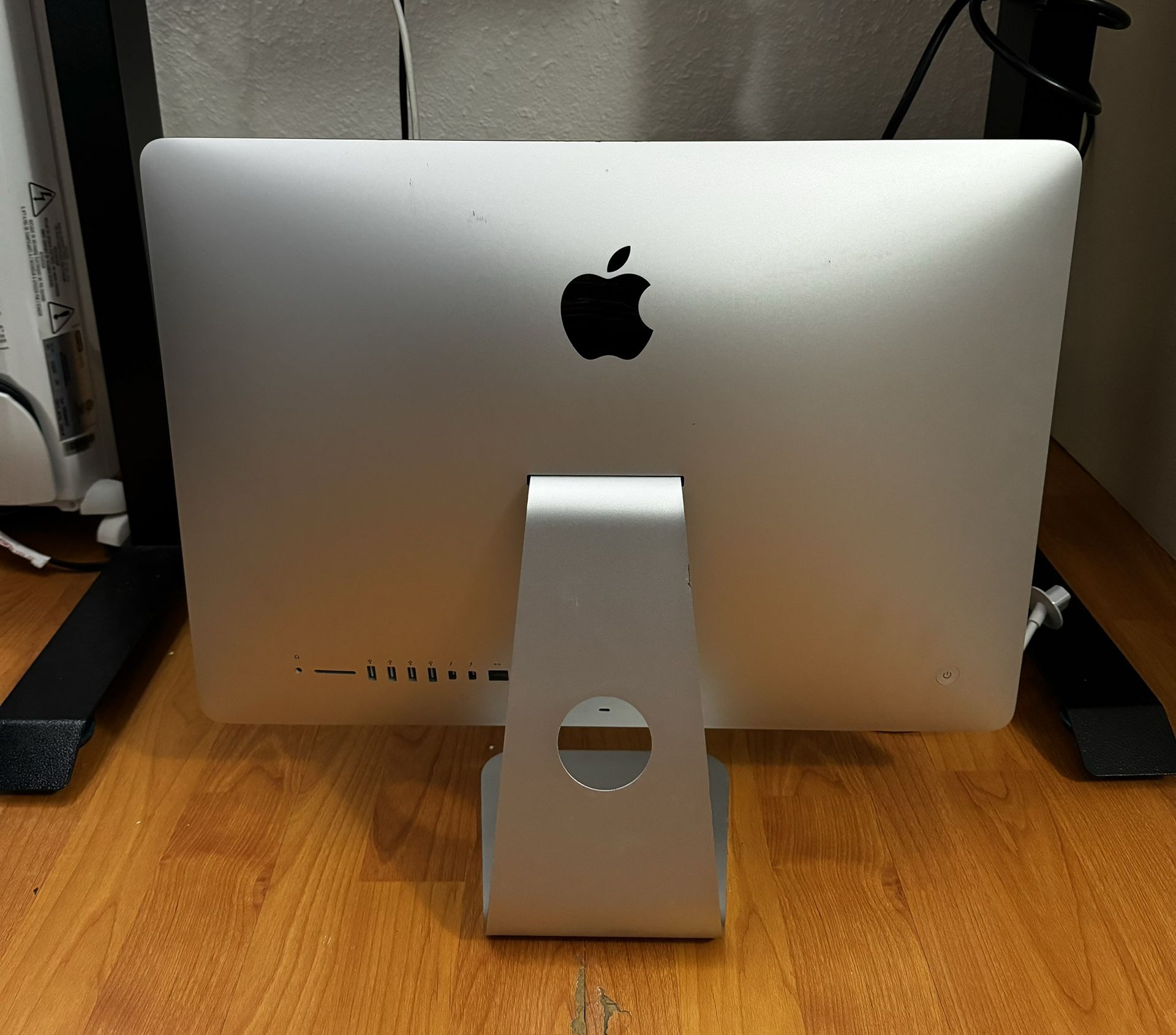 2015 iMac 21.5” 1.6GHz i5 16GB 1TB Storage