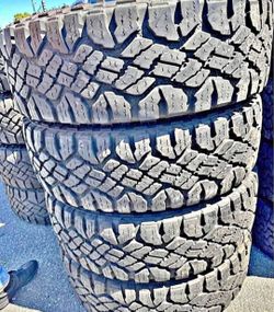 275/70R18 All Terrain tires Brand tires SET OF (4) 🚙 🛣️ en excelentes condiciones 80% life .