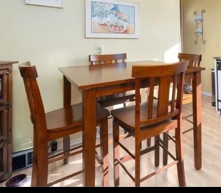 Bar Hight Table With Chairs 