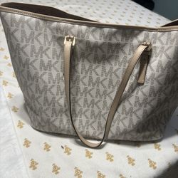 Cartera Michael Kors Usada En Buenas Condiciones Es Grande Para Como La Quieran Usar Sirve Asta Para Pañalera Está Hermosa $120 