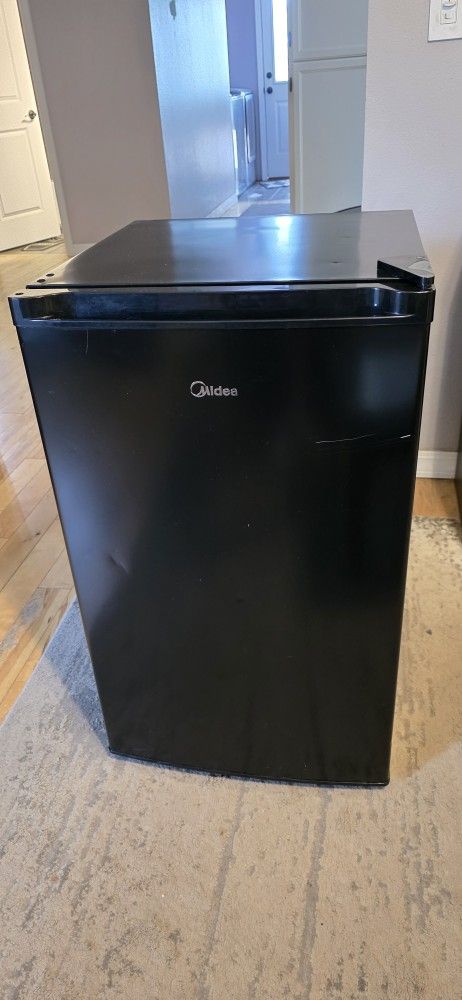 Midea Mini Fridge