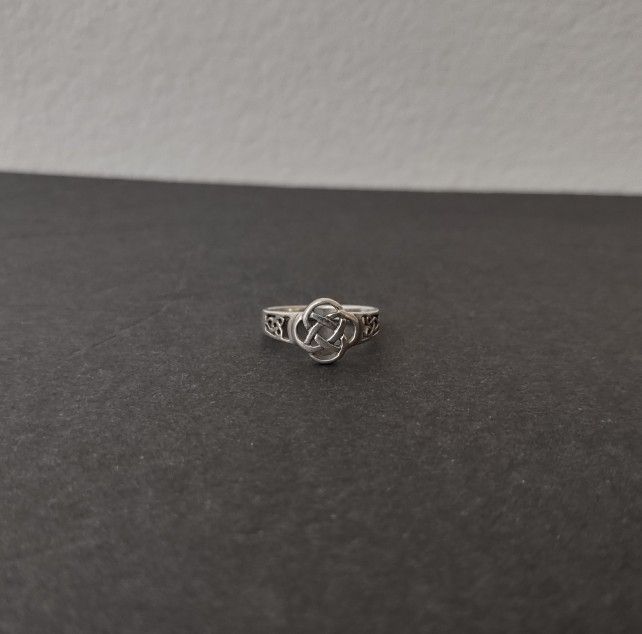 Vintage STERLING SILVER .925 Irish Celtic Flower Knot Ring Size 9