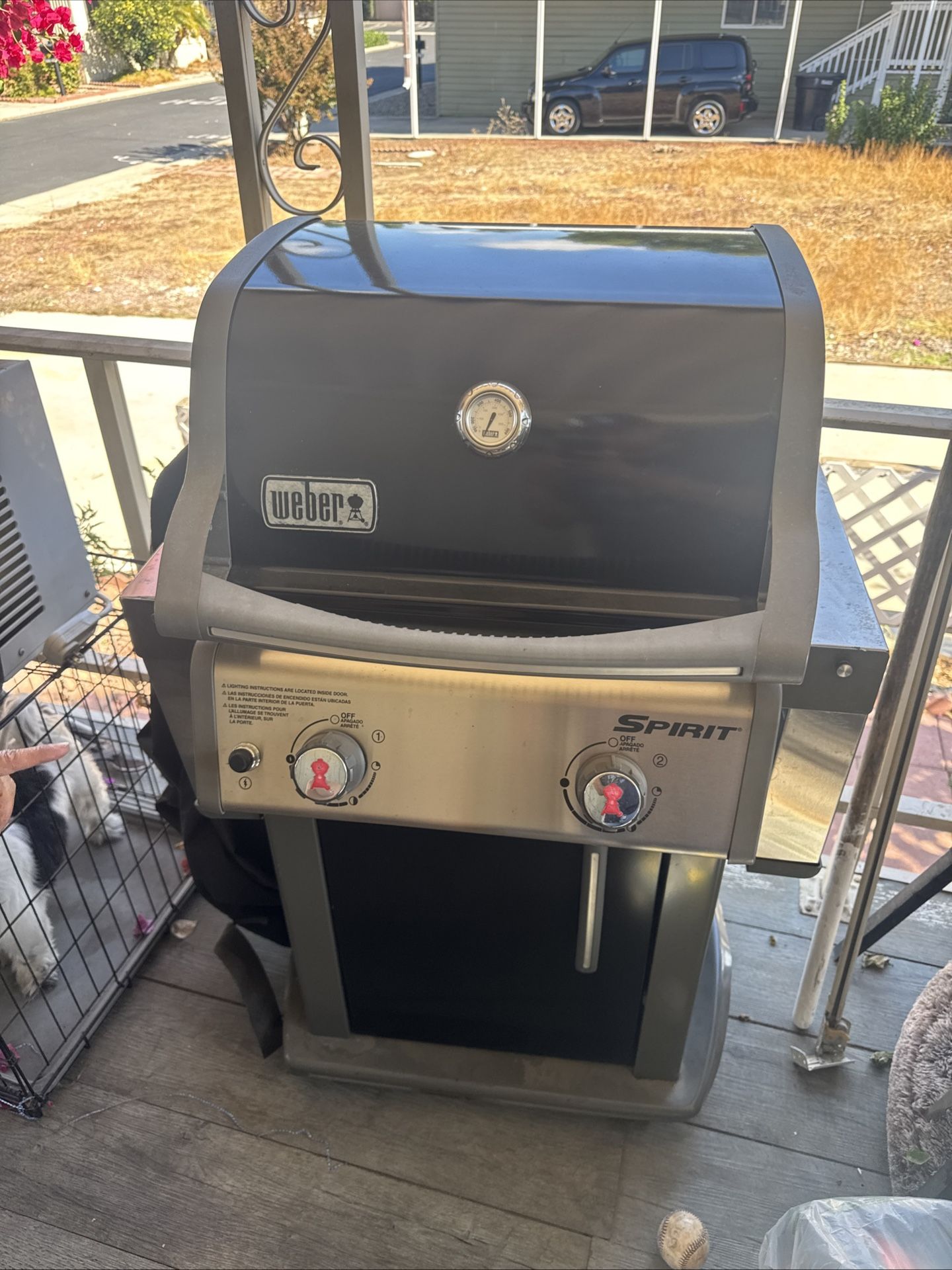 Weber Bbq Grill! With 2 Free Oil Sprayers And Bbq Grates!