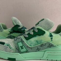 Fashionable Sneakers 