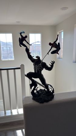 Marvel Venom vs Spider-Man Statue