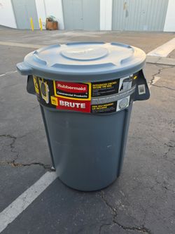 44 gal Rubbermaid Brute Trash Can w Lid