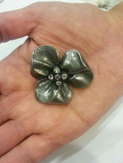 Flower pin