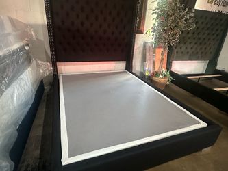 🔥 ELEGANT QUEEN BED + FREE METAL BOXSPRING | $550 🔥