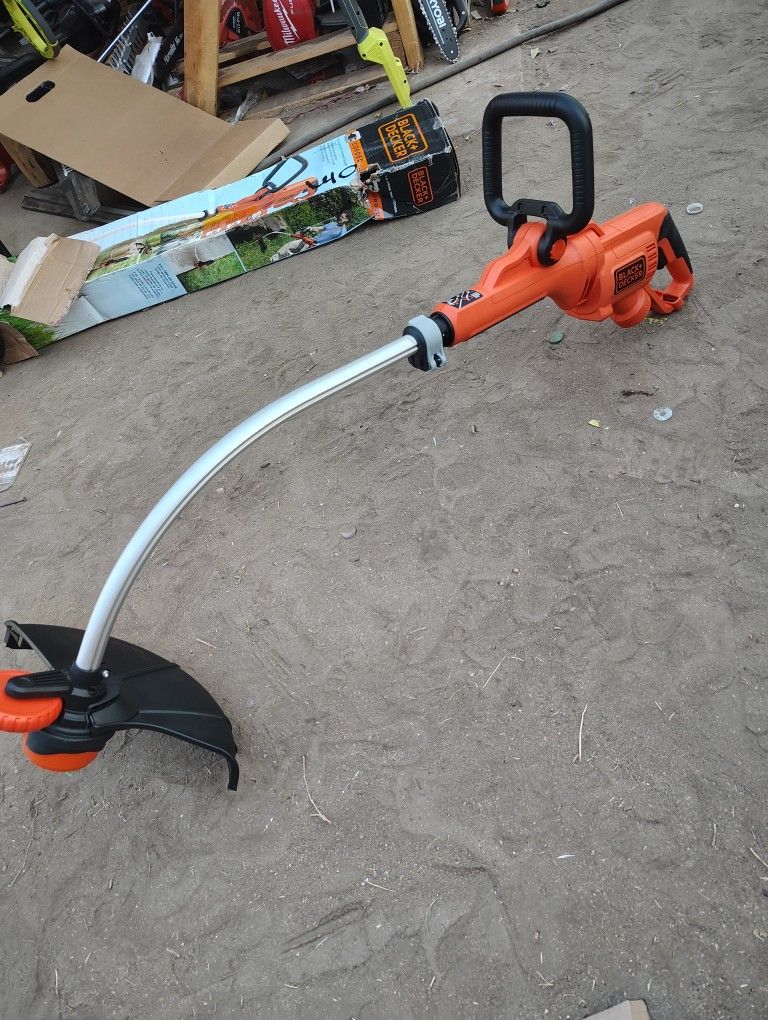 BLACK+DECKER
14 in. 7.5 AMP Corded Electric Curved Shaft 0.080 in. Single Line 2-in-1 String Trimmer & Lawn Edger with Automatic Feed