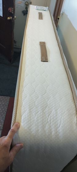 Full size Sealy Posturepedic luxury mattress in very good shape