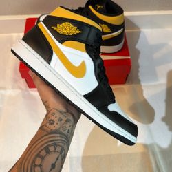 Jordan 1 Mid White Pollen Black 