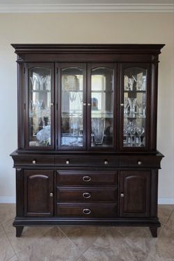 China Cabinet / Hutch