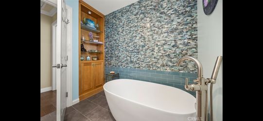 Freestanding soaker tub