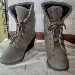Women's Size 9.5M White Mountain DK Charcoal Koko Suede Wedge Ankle Boots Booties Sherpa Lined Lace Up 3 Heel
