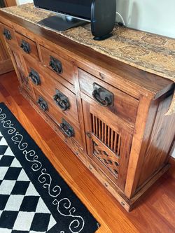 Dresser w drawers and cabinets