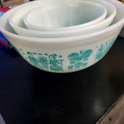 Vintage Pyrex Milk Glass Amish Butterprint Nesting Bowls. Pyrex produced this pattern 