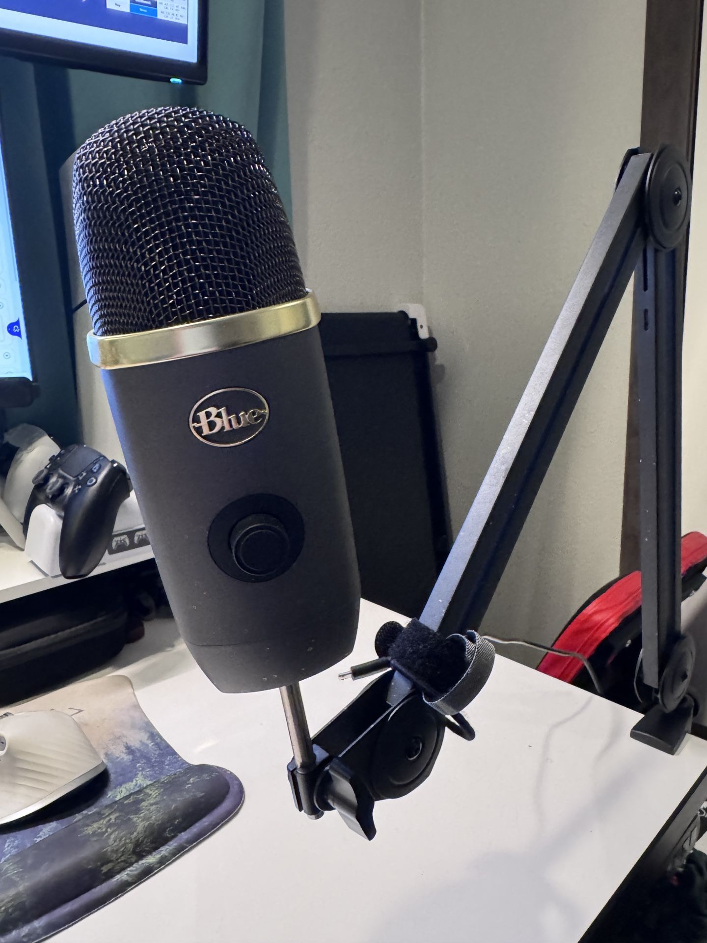 Blue Yeti Microwave With Boom Arm