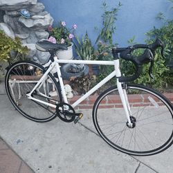 Una Bicycleta  Fixi Inch 700 