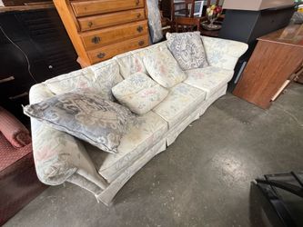 3 Seater Couch w/pillows