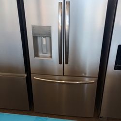 BRAND NEW DING & DENT - Frigidaire Gallery 27.8-cu ft French Door Refrigerator with Dual Ice Maker