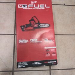 Milwaukee M12 Hatchet 6" Pruning Saw Kit