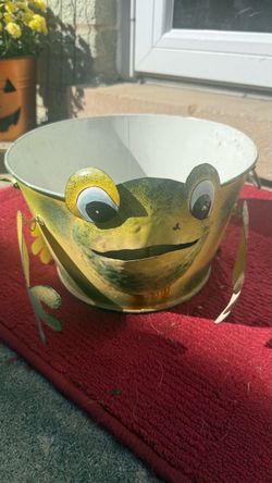 Metal Frog Planter Bucket