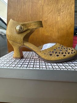 Women's Ankle Strap Closed Toe Low