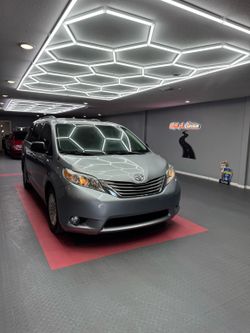 2012 TOYOTA SIENNA  v6 no accidents