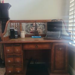 VINTAGE MAPLE APOTHECARY DESK W/ ETCHED GLASS FROM PULASKI FURNITURE LATE 70'S