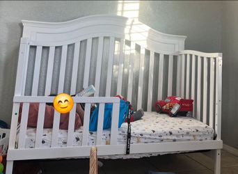 Ashley's Furniture Crib that turns into a Full size bed....Excellent Condition....Barely used