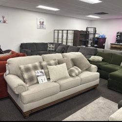 💙Elbiani Sofa and Loveseat
Ashley Furniture$20 Down Payment and delivery available 