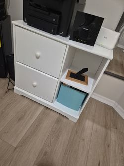 Mueble blanco con 2 gavetas