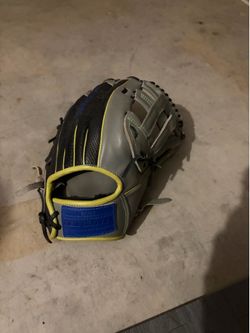 Softball glove