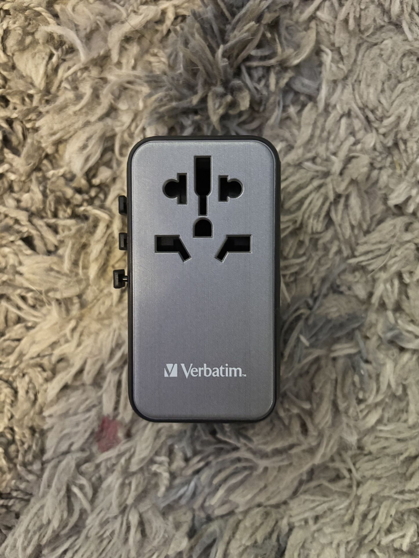 🌍 Verbatim Universal Travel Adapter