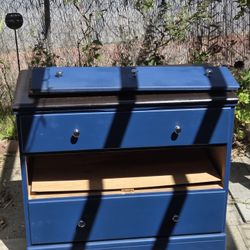 Free dresser. 1 Drawer Broken. 