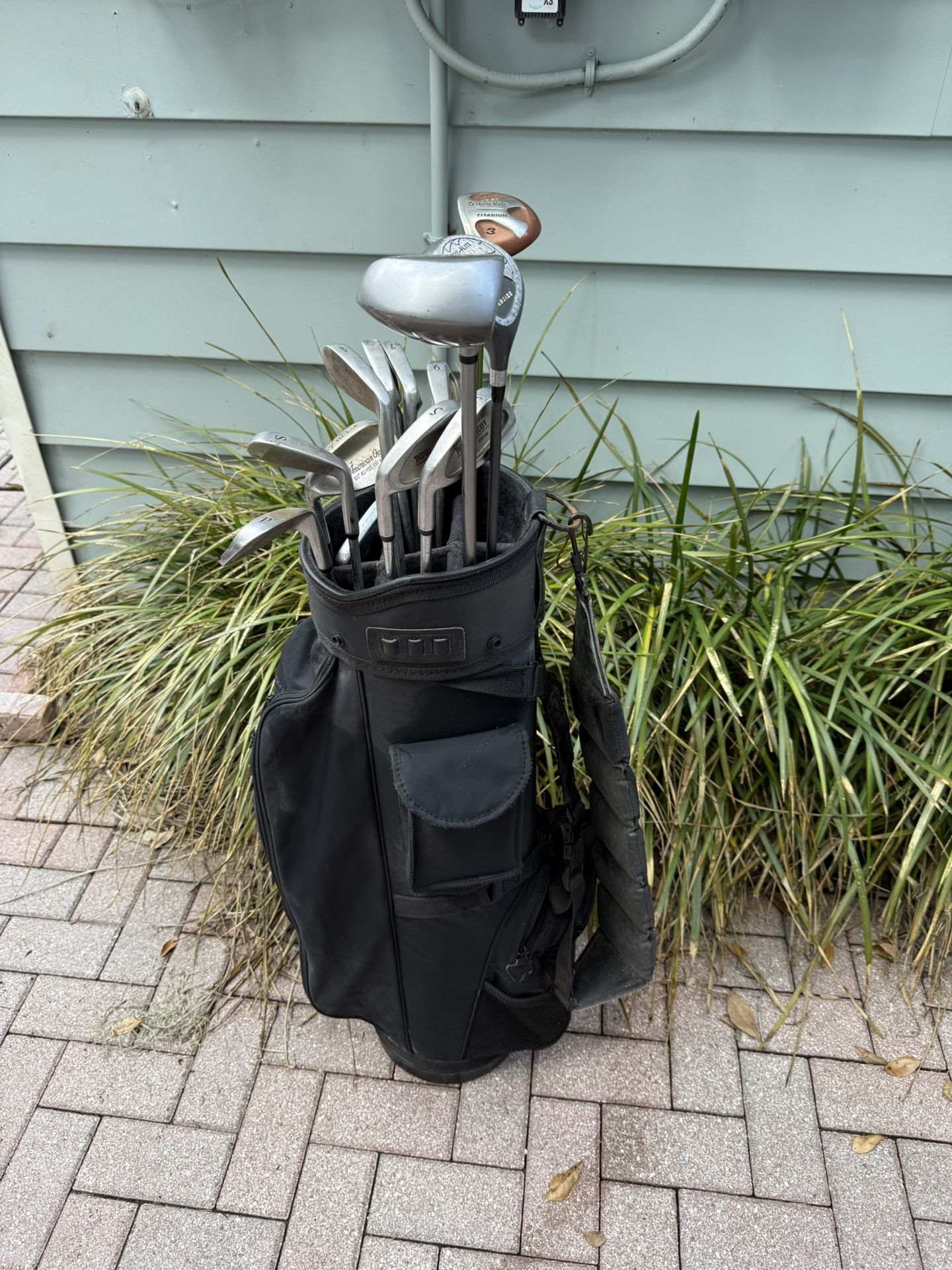 Left handed men’s golf club set.  Complete set with golf bag