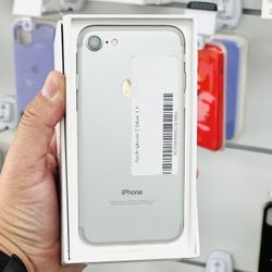 iPhone 7 32 GB Silver Unlocked !!!