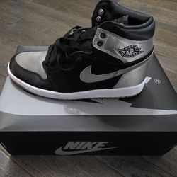 WOMAN JORDAN 1 RETRO SIZE 10