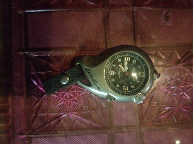 Used Eddie Bauer Carabiner Clip Pocket Watch 41mn Silver-toned Men's Watch ⌚ For Sale.
