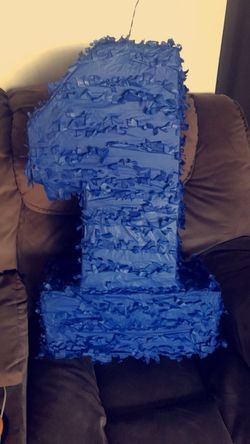 Piñata con el numero 1.