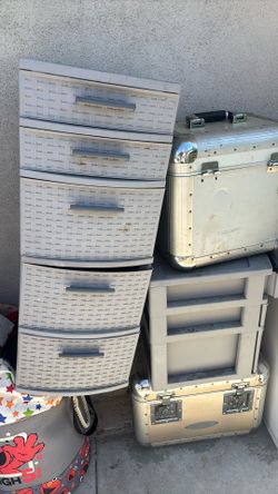 Storage containers
